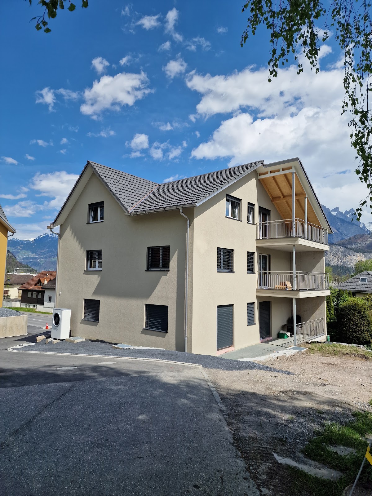 Renoviertes Haus mit Balkon